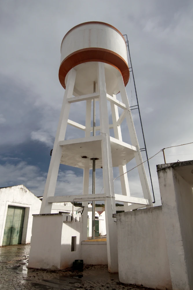 Limpeza de reservatório de água no Rio de Janeiro